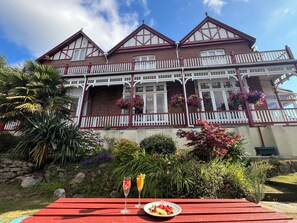 Free daily English breakfast