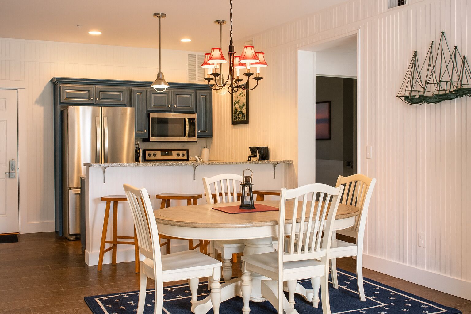 Premier Room, 1 Bedroom | Private kitchen | Microwave, coffee/tea maker