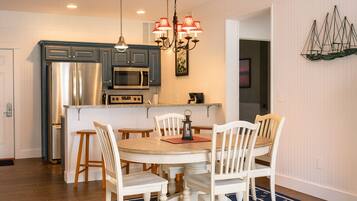 Premier Room, 1 Bedroom | Private kitchen | Microwave, coffee/tea maker