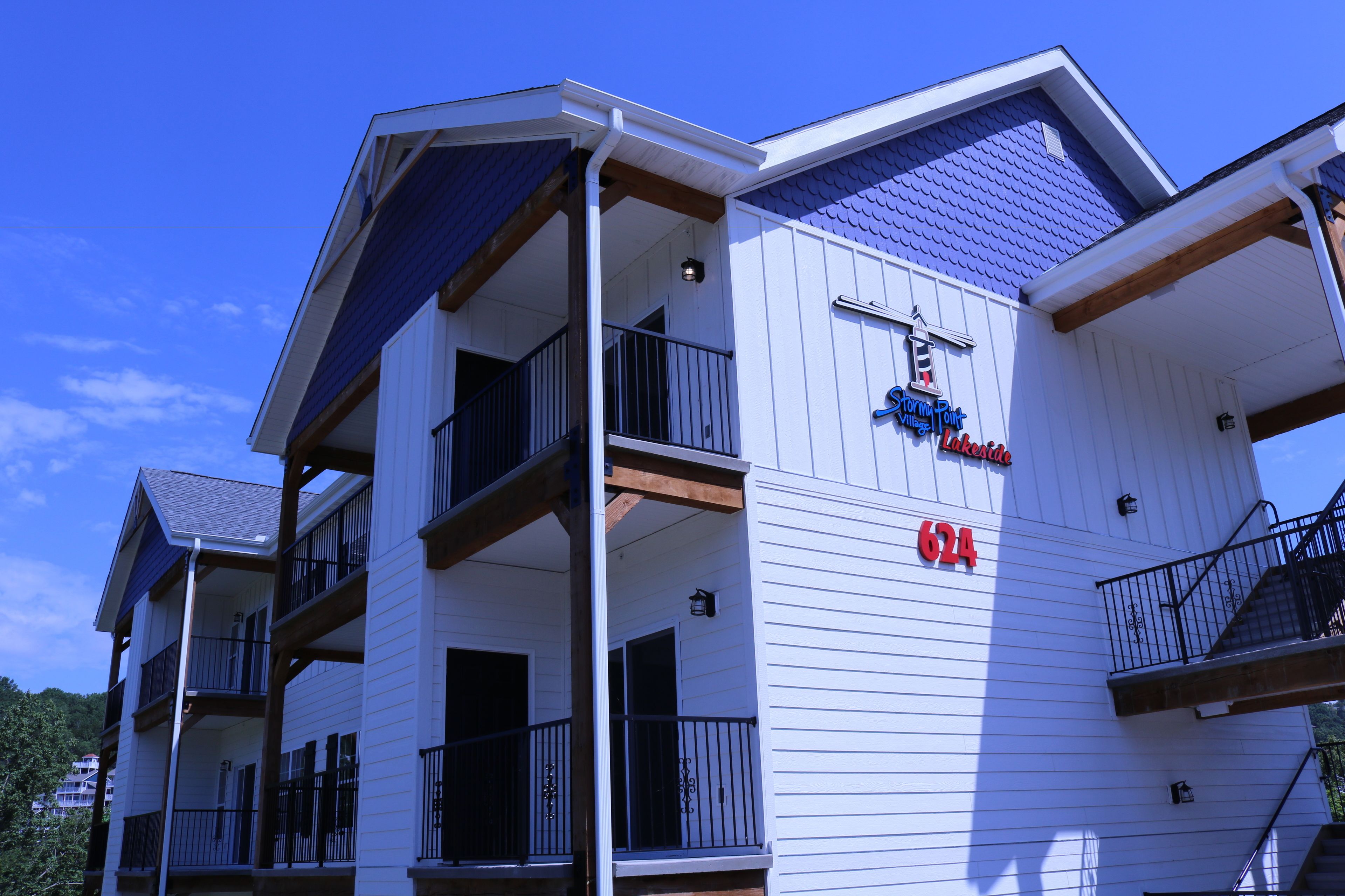 Un hôtel à plusieurs étages, doté d’un toit bleu et de murs extérieurs blancs.