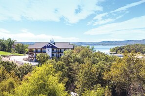 Vista frontal de la propiedad