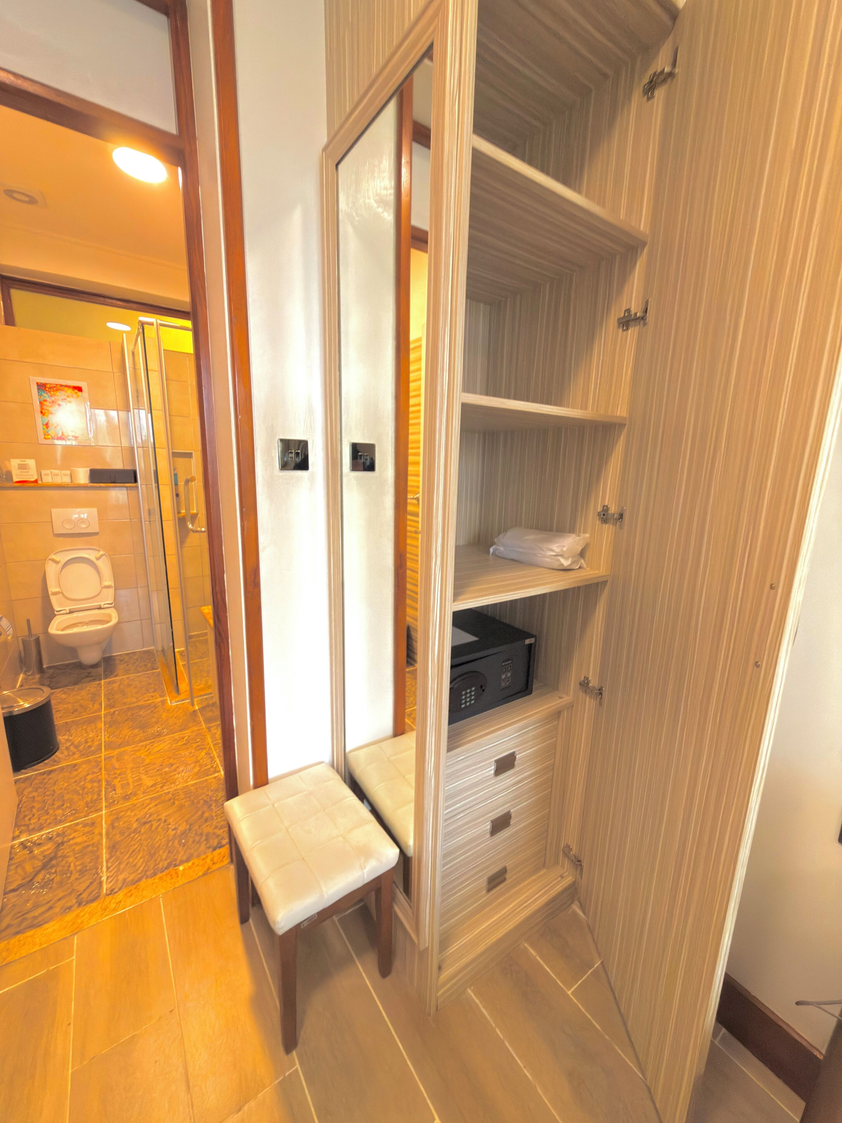 Une salle de bain équipée d’une douche, de toilettes et d’un meuble-lavabo avec un miroir.