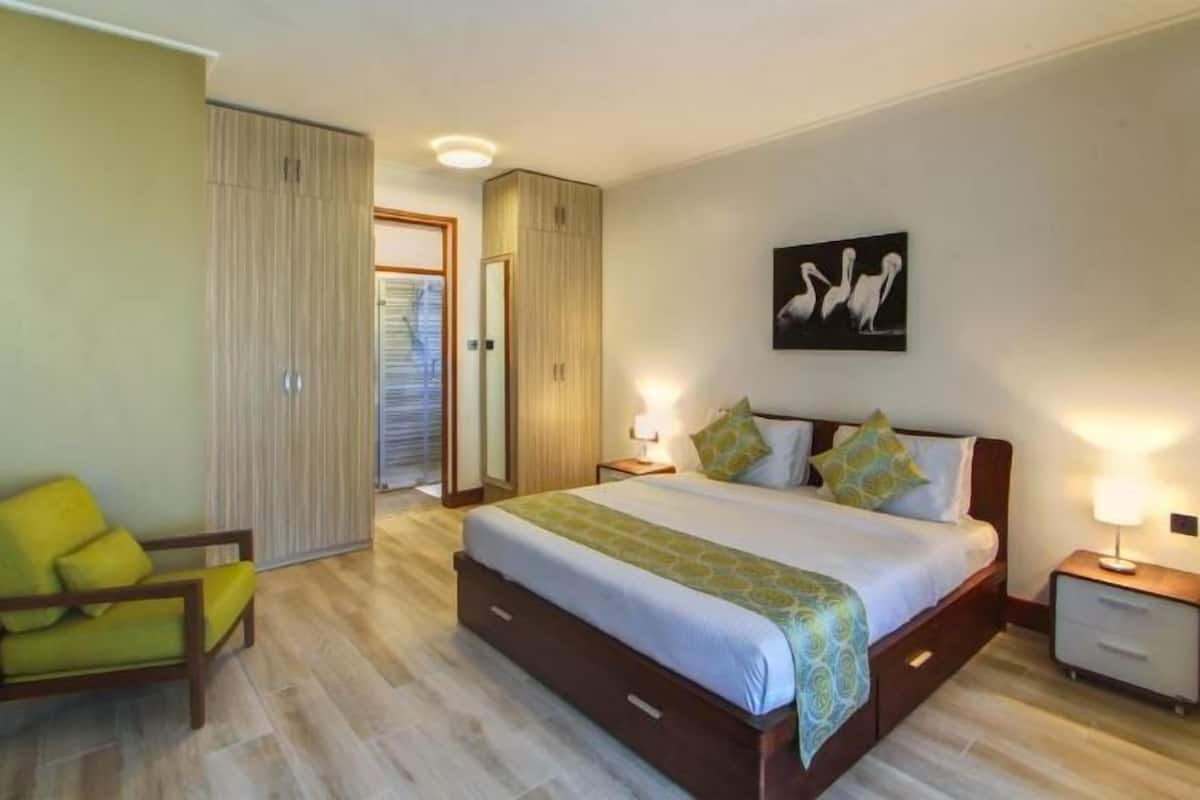 1 dormitorio, caja fuerte, tabla de planchar con plancha