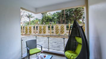 Standard Apartment, 1 Queen Bed, Non Smoking | Terrace/patio