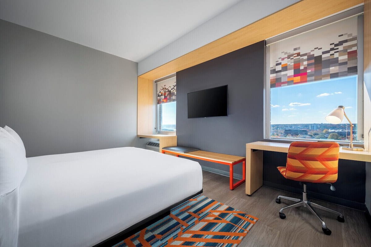 aloft, Habitación, 1 cama de matrimonio grande, no fumadores, vistas a la ciudad | Caja fuerte, escritorio, cortinas opacas y tabla de planchar con plancha