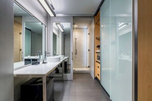 Bruser, gratis toiletartikler, hårtørrer, håndklæder