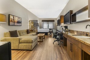Suite, 1 kingsize bed, niet-roken, kitchenette (Larger Room) | Een kluis op de kamer, een bureau, een laptopwerkplek