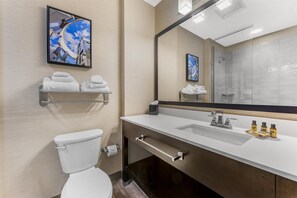 Combined shower/bathtub, free toiletries, hair dryer, towels - Best Western Plus Franciscan Square Inn and Suites (Steubenville)