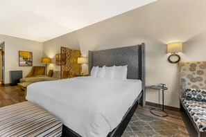 Suite, 1 King-Bett, Nichtraucher, Kochnische (Larger Room) | Zimmersafe, Schreibtisch, laptopgeeigneter Arbeitsplatz