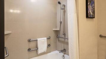 Combined shower/bathtub, free toiletries, hair dryer, towels