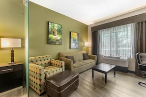 Suite, 1 King-Bett, Nichtraucher, Kühlschrank und Mikrowelle (Larger Room;with Sofabed) | Zimmersafe, Schreibtisch, laptopgeeigneter Arbeitsplatz