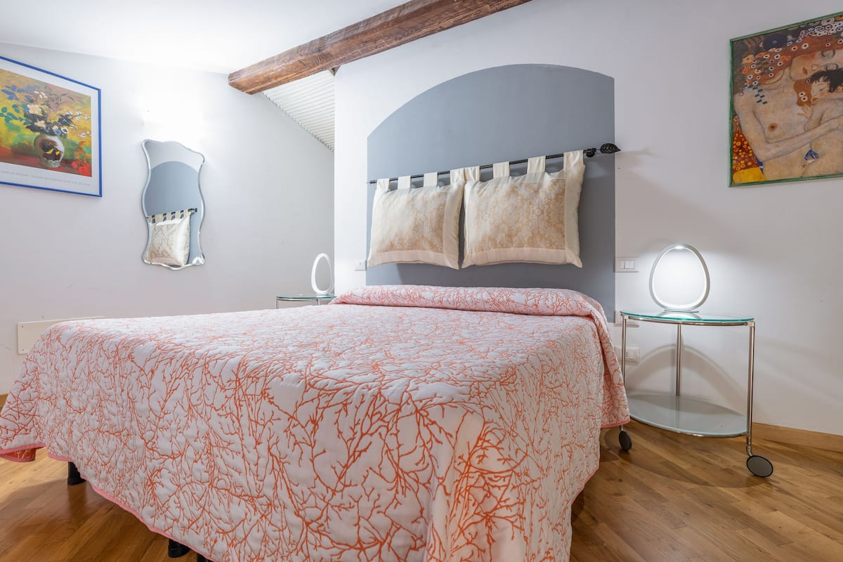 2 bedrooms, Egyptian cotton sheets, premium bedding, down duvets