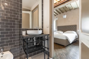Familienapartment, 2 Schlafzimmer (Via Camillo Cavour 37 - First floor) | Badezimmer | Dusche, Regendusche, kostenlose Toilettenartikel, Haartrockner