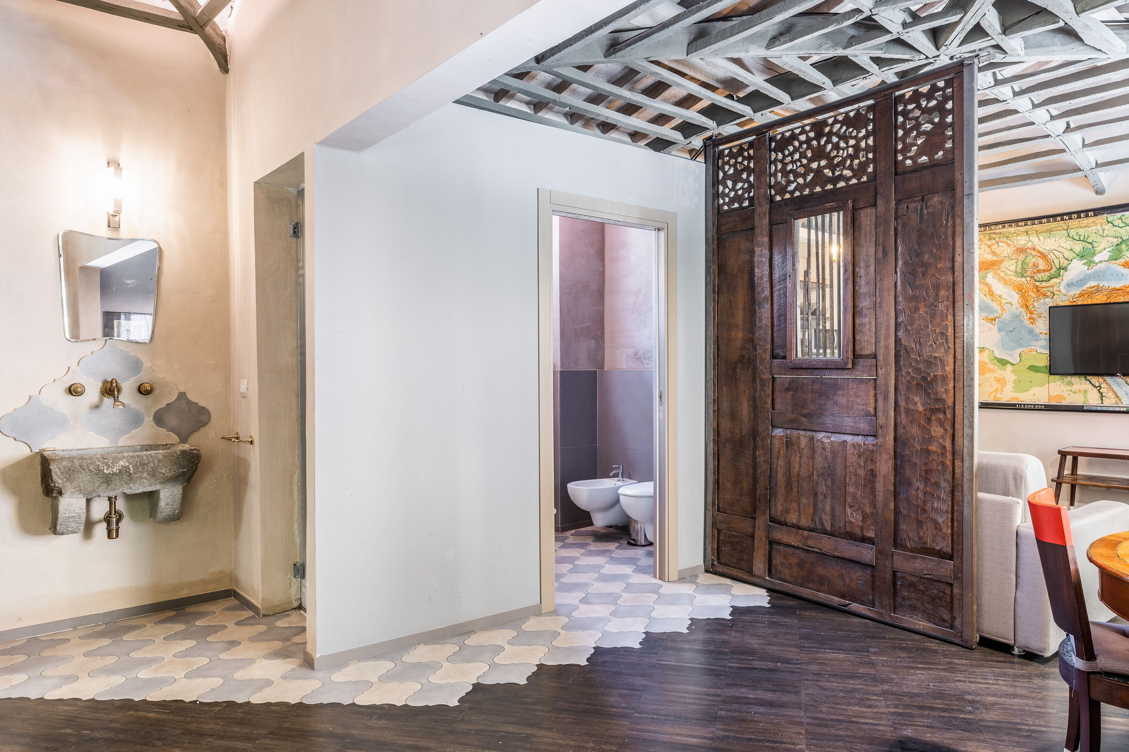 Un baño con lavabo, espejo e inodoro.