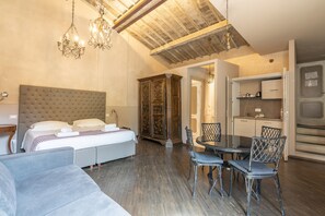 Family Apartment, 2 Bedrooms (Via Camillo Cavour 37 - First floor) | Egyptian cotton sheets, premium bedding, down comforters, pillowtop beds - Firenze Rentals (Florence)