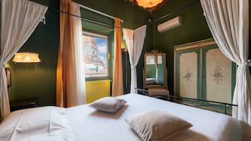 Familienapartment, 3 Schlafzimmer, Stadtblick (Via del Corso 12) | 2 Schlafzimmer, Bettwäsche aus ägyptischer Baumwolle