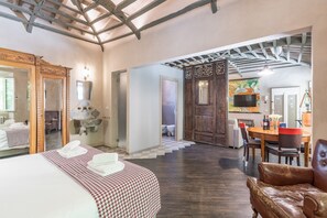 Apartment Design (Via Camillo Cavour 37) | Egyptian cotton sheets, premium bedding, down comforters, pillowtop beds - Firenze Rentals (Florence)