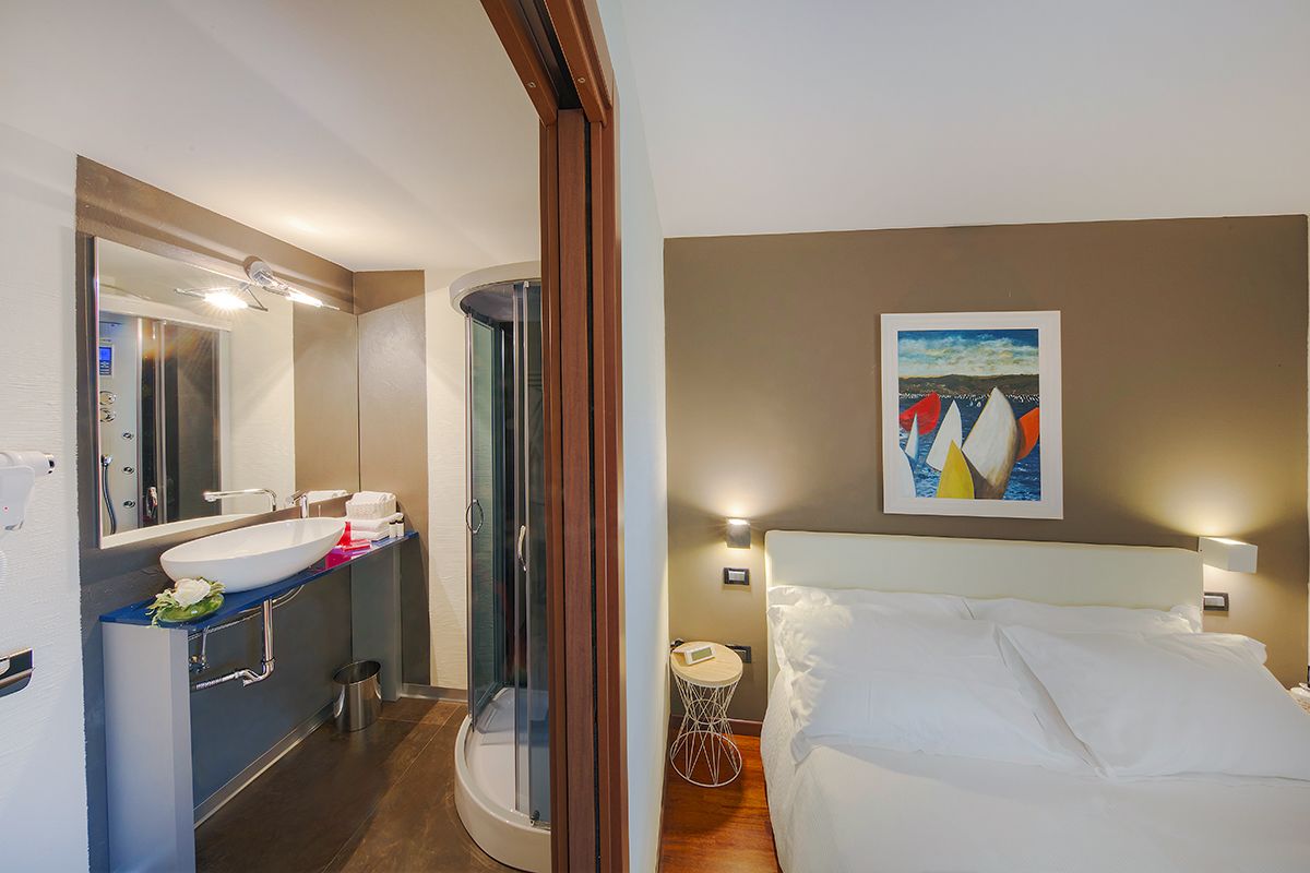 Comfort Double Room, 1 Bedroom, Private Bathroom | Premium bedding, minibar, in-room safe, desk