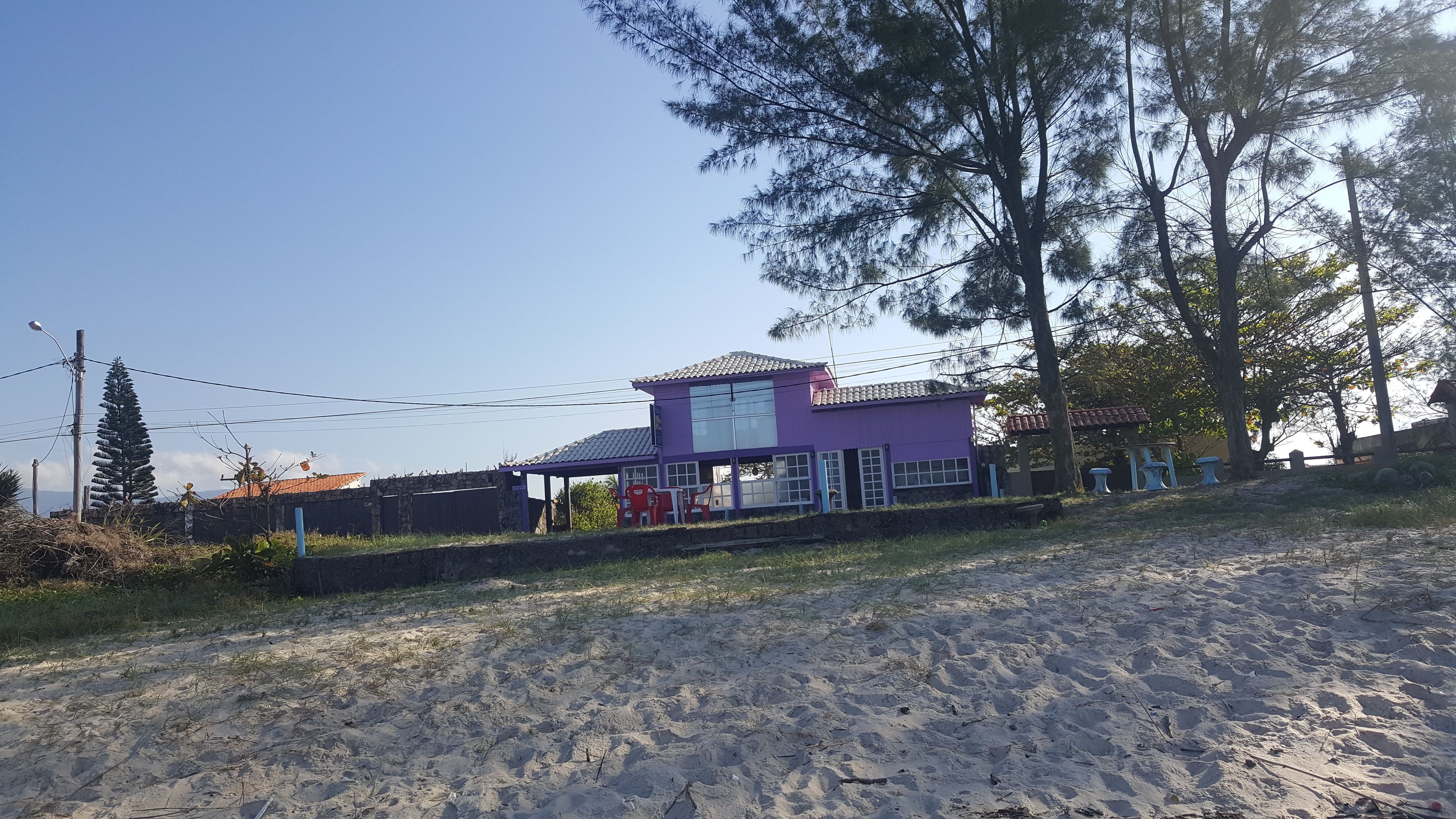 Am Strand, weißer Sandstrand, Liegestühle, Sonnenschirme