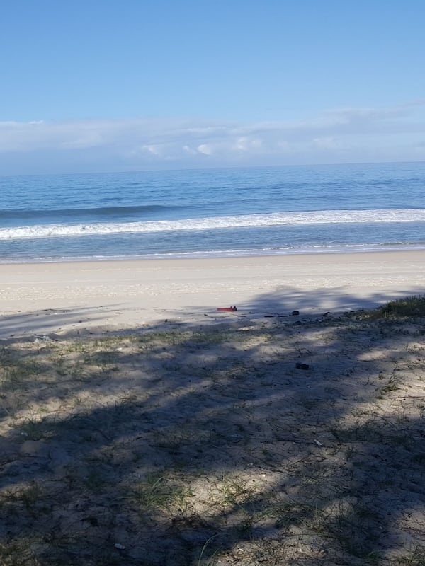 Accommodatie ligt op het strand, wit zand, ligstoelen, parasols