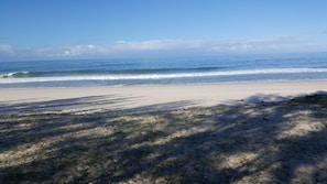 Ubicación a pie de playa, arena blanca, tumbonas y sombrillas