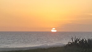 Ein Sonnenuntergang über dem Meer mit klarem Horizont.