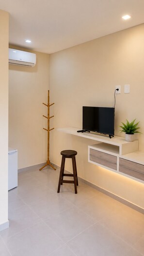 Deluxe Double Room Single Use, 1 King Bed, Beach View, Sea Facing | Living area - Pousada Vivamar (Saquarema)