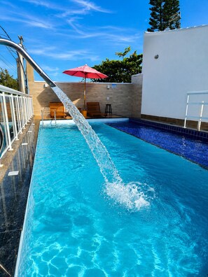 Piscine extérieure, parasols, chaises longues