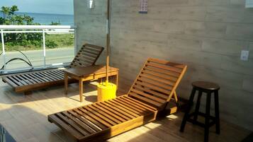 Kolam renang outdoor, dengan payung kolam renang dan kursi berjemur