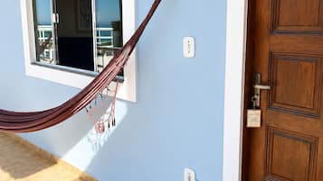 Quarto casal luxo de uso individual, 1 cama King, vista para a praia, de frente para o mar | Frigobar, quartos à prova de som, Wi-Fi de cortesia, roupa de cama