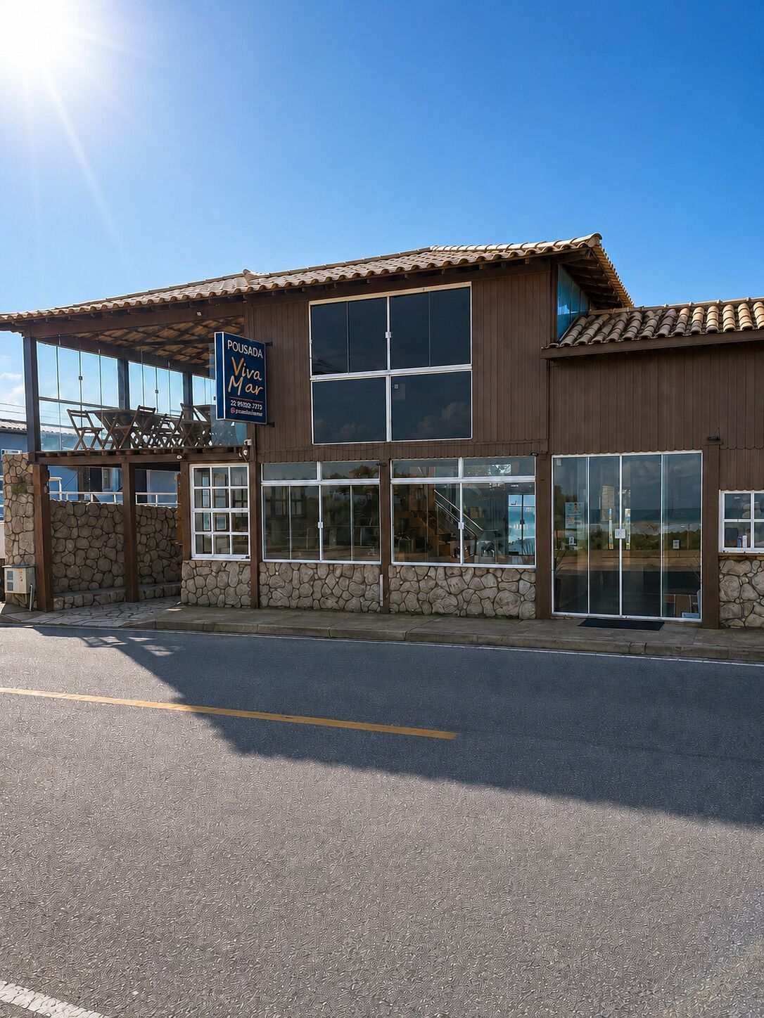 A building with a sign reading 'POUSADA Vina Mar' and large windows.