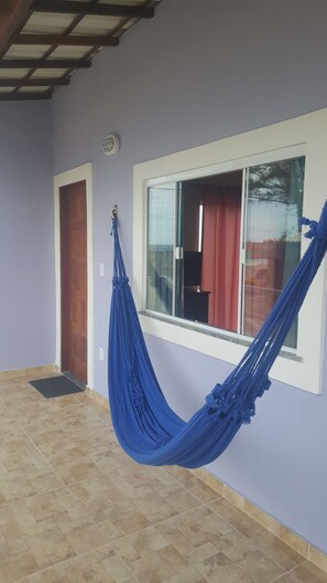 Quarto casal luxo de uso individual, 1 cama King, vista para a praia, de frente para o mar | Sacada