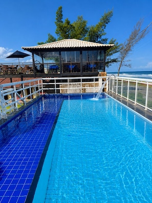 Outdoor pool, pool umbrellas, pool loungers - Pousada Vivamar (Saquarema)