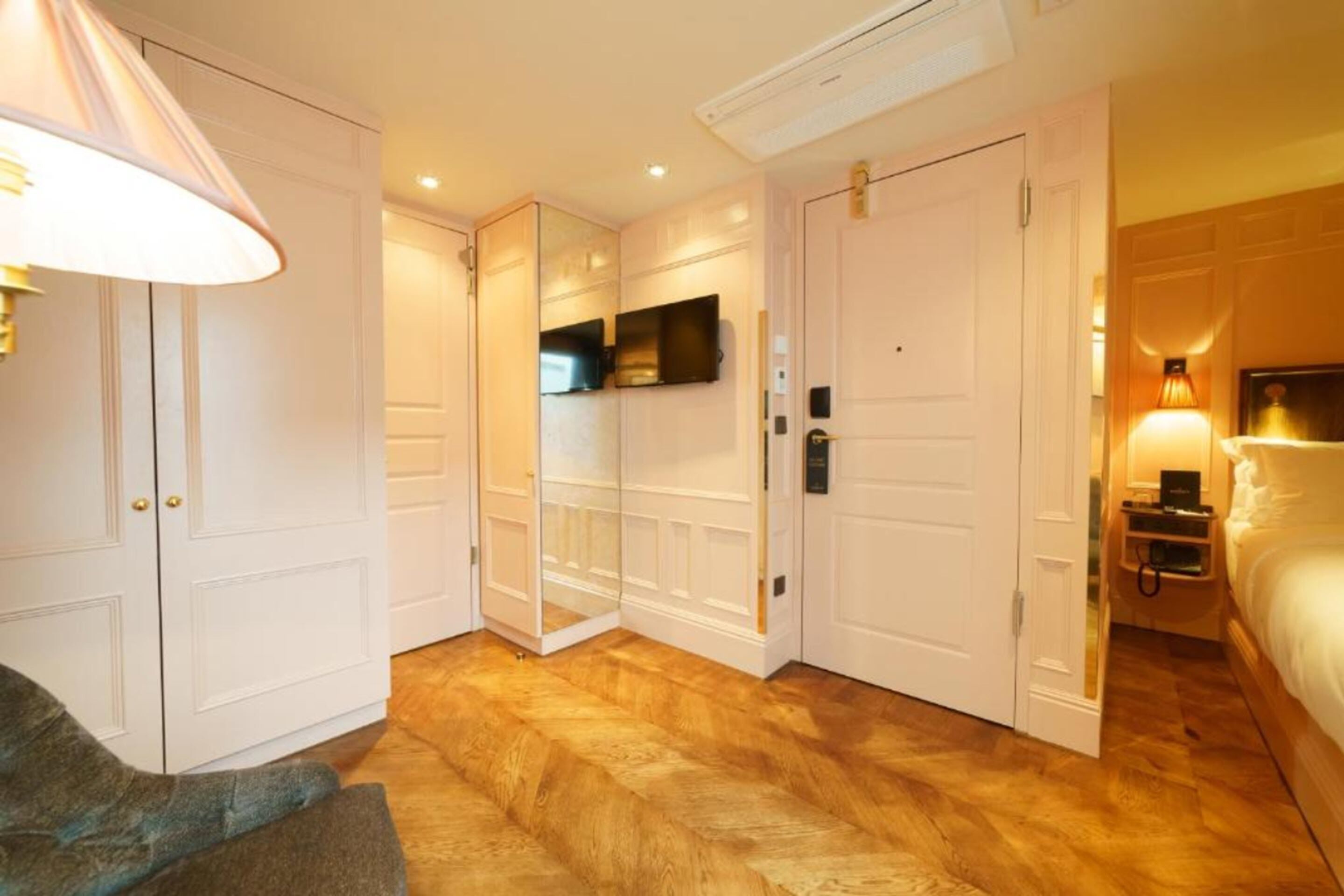 design studio suite, 1 king bed, kitchenette (annex, 70 m away) | 1 bedroom, frette italian sheets, premium bedding