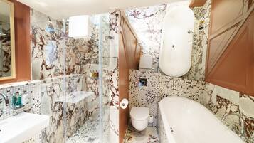 Suite estudio de diseñador, 1 cama King size, cocineta (Annex, 70 m away) | Baño | Regadera, amenidades de baño gratuitas, secadora de cabello, toallas