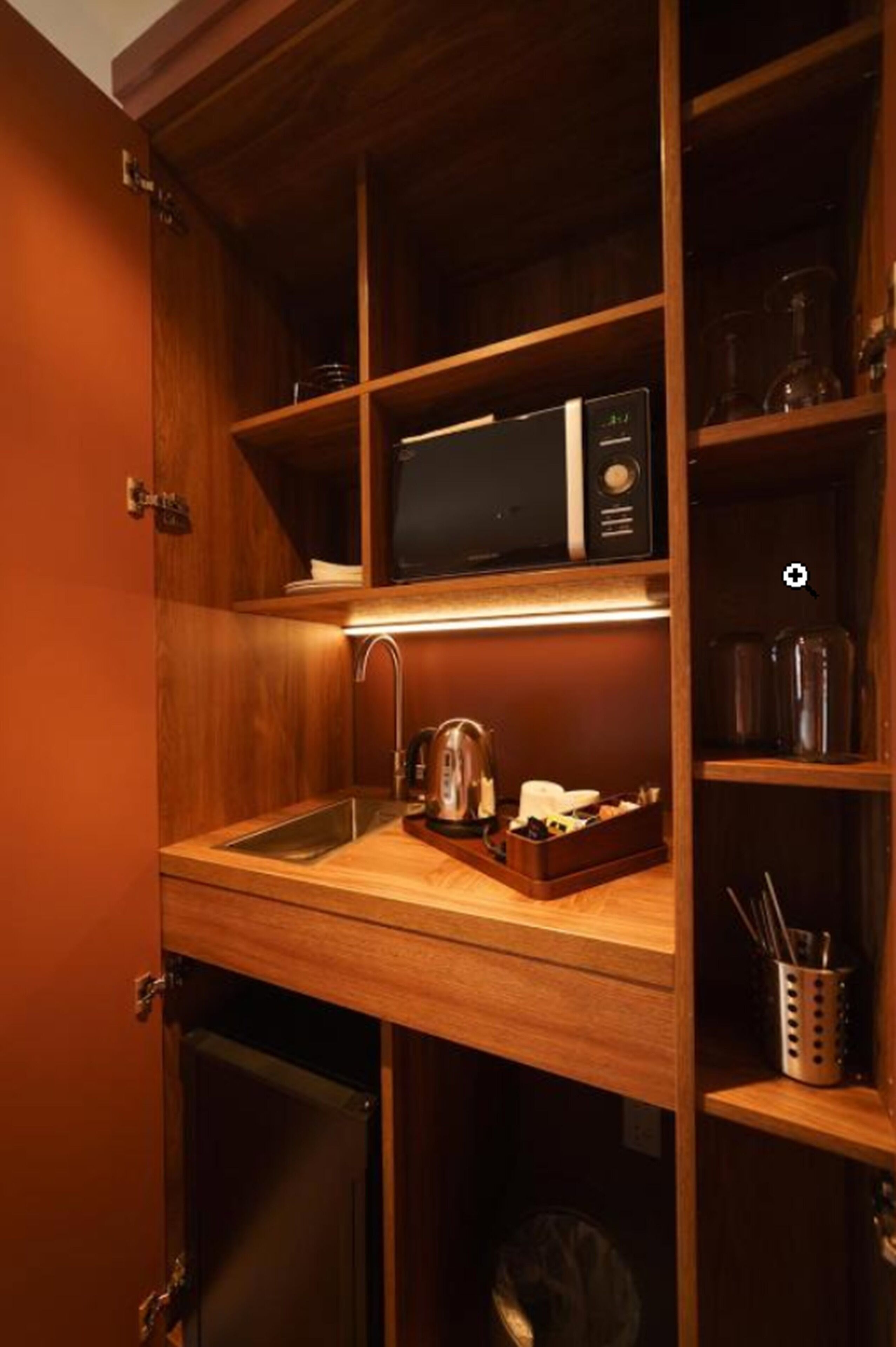 design studio suite, 1 king bed, kitchenette (annex, 70 m away) | private kitchenette