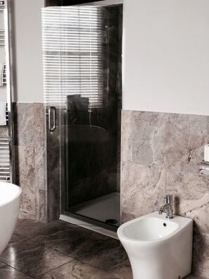Quarto casal luxo, 1 cama King, vista para o porto | Ferros/tábuas de passar roupa, Wi-Fi de cortesia, roupa de cama