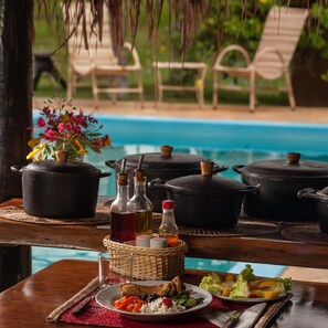 Se sirven almuerzos y cenas, cocina brasileña