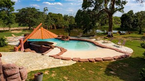 Una piscina al aire libre