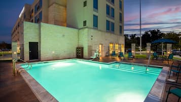 Una piscina al aire libre (de 06:00 a 22:00), tumbonas