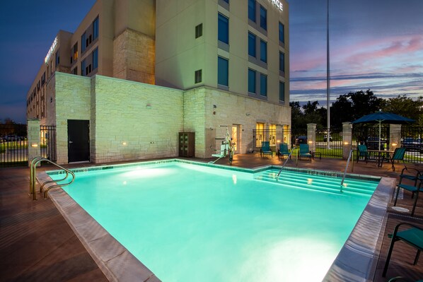 Piscina externa, funciona das 6h às 22h, espreguiçadeiras