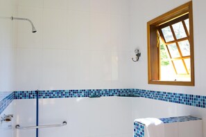 Shower, towels - Pousada Villa dos Quilombolas (São Bento do Sapucaí)