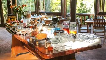 Café da manhã com buffet grátis todos os dias