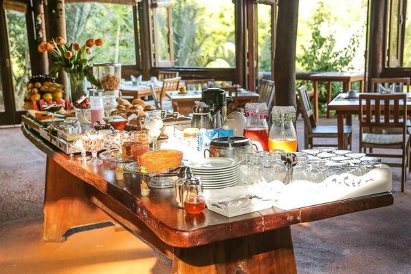 Free daily buffet breakfast - Pousada Villa dos Quilombolas (São Bento do Sapucaí)