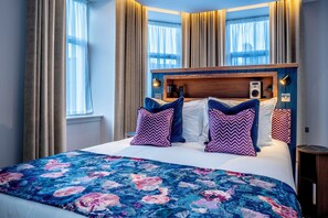Chambre Double Supérieure, 1 très grand lit | Chambres insonorisées, fer et planche à repasser, Wi-Fi gratuit