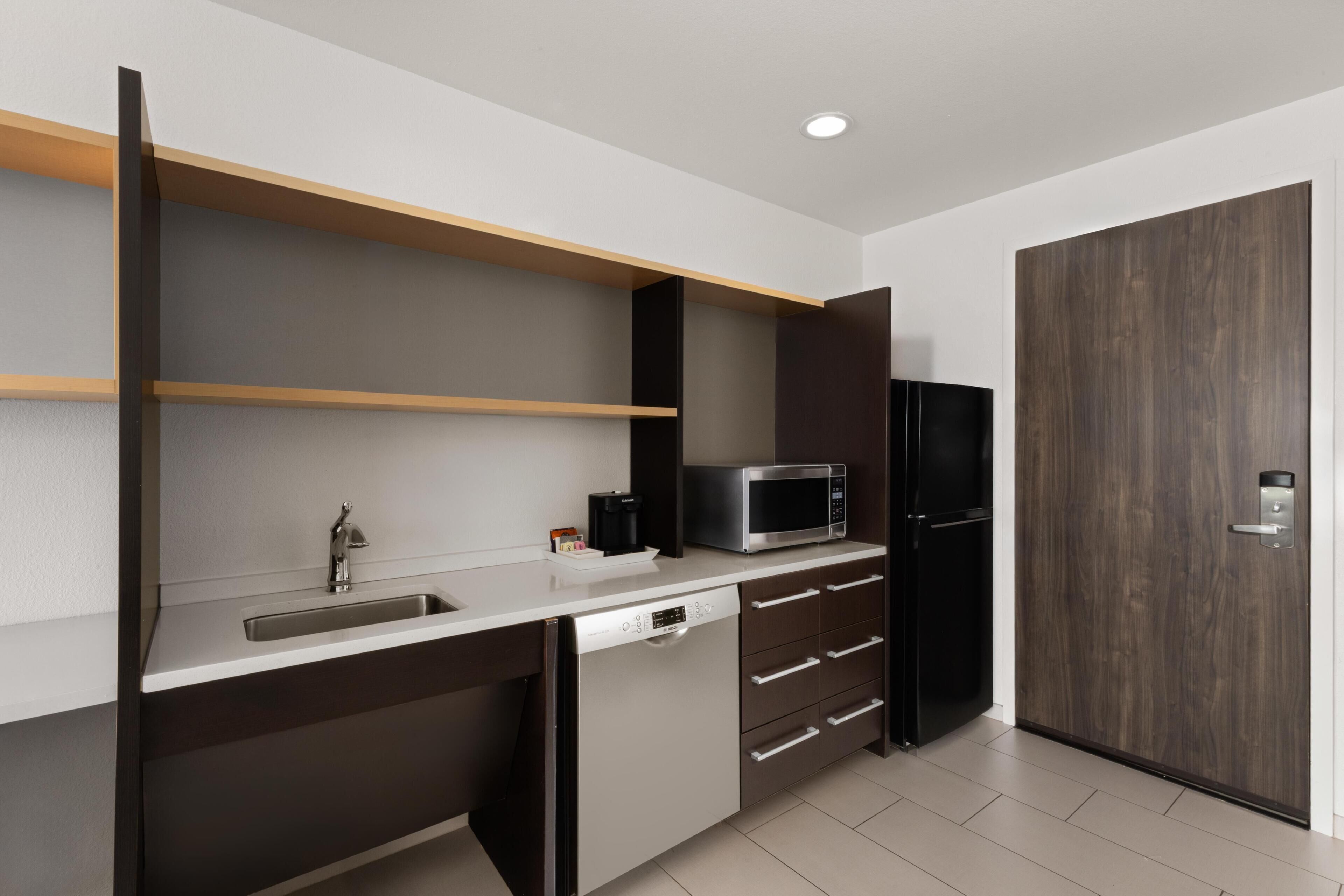 Suite, 2 camas Queen size, con acceso para personas discapacitadas, tina | Cocina privada | Cafetera y tetera, refrigerador con congelador y microondas 
