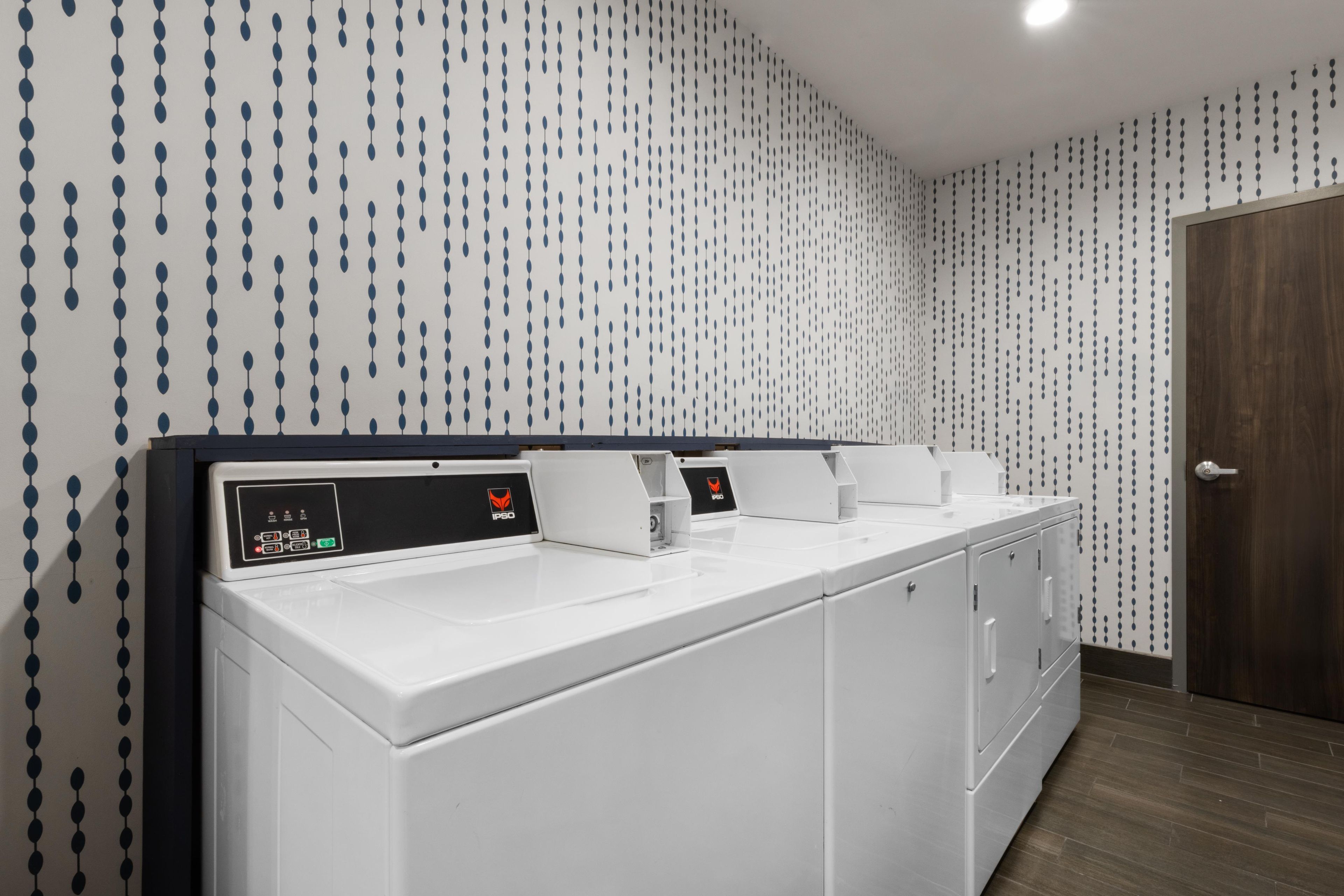 Un baño moderno con un lavabo blanco y un panel de control digital.