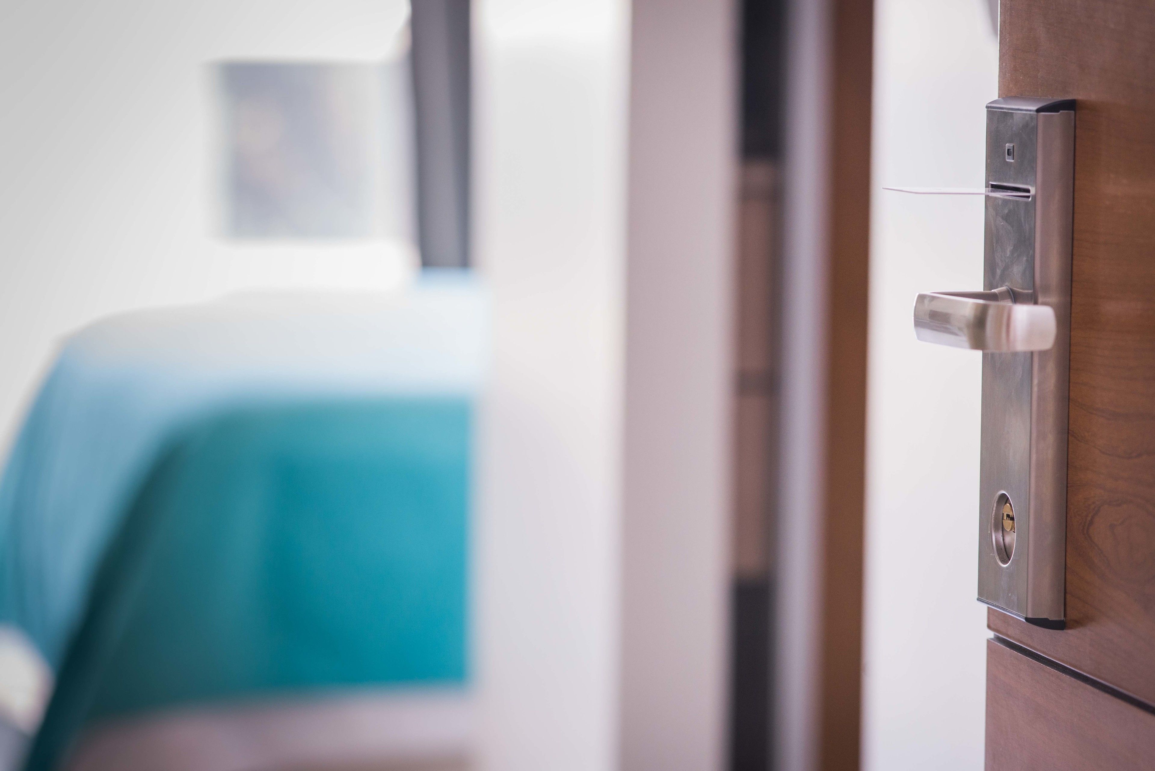 Une porte de chambre d’hôtel dotée d’une serrure moderne et d’un trou de serrure.