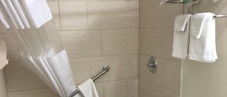 Een douche, handdoeken