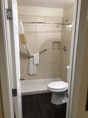 Shower, towels - Haskell Inn (Haskell)